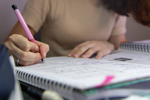 SÃO PAULO, SP, 25.10.2024 - VESTIBULAR-UNIVERSIDADE - Retratos de Carol Sousa, 24 anos, que busca ingressar no curso de medicina. Carol, mora na Casa Verde, região norte de São Paulo, estuda no cursinho Poliedro, da Vila Mariana, e fará os principais vestibulares nas próximas semanas.
Fotos de Carol Sousa, em sua casa no seu espaço de estudo na manhã desta sexta-feira(25). (Foto: Allison Sales/Folhapress, COTIDIANO) ORG XMIT: 611186