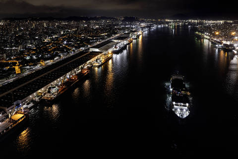 Santos, SP, BRASIL, 19-11-2024:  Vista noturna do Porto de Santos. Navios atracados no estuario (canal  do porto) (Foto: Eduardo Knapp/Folhapress, MERCADO)