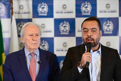 Rio de Janeiro's governor Claudio Castro (R) speaks next to Brazil's Justice Minister Ricardo Lewandowski (L) during a press conference at the Guanabara Palace in Rio de Janeiro, Brasil on October 29, 2025, after the Operacao Contencao (Operation Containment). A day after the deadliest police operation in Brazil's history, the country is still piecing together details about the raid against a powerful drug gang in Rio de Janeiro's favelas. The official death toll stands at 119, including four police officers, after a massive operation that again exposed the violent underbelly far from the city's tourist attractions. (Photo by Pablo PORCIUNCULA / AFP)