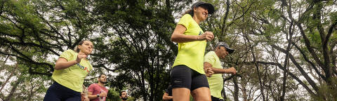São Paulo, SP, BRASIL, 10-10-2024: MPME Empreendedorismo esportivo. O caderno está abordando empresas que fazem assessoria esportiva, que é um acompanhamento esecializado para atletas amadores que praticam esportes ao ar livre, como corrida de rua. A assessoria esportiva RunFun promove treinos junto aos clientes/atletas amadores no Parque Ibirapuera. Na foto: atletas correndo no Parque.  (Foto: Lucas Seixas/Folhapress).  ***Exclusivo Folha de S. Paulo ***