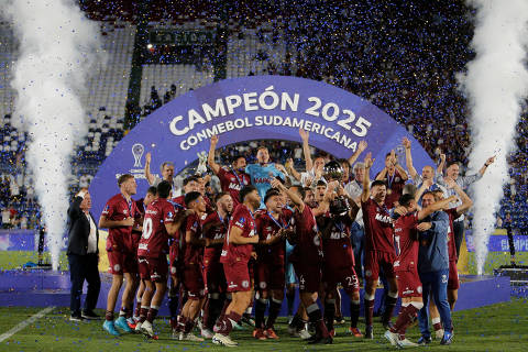 Soccer Football - Copa Sudamericana - Final - Lanus v Atletico Mineiro - Estadio Defensores del Chaco, Asuncion, Paraguay - November 22, 2025  Lanus players celebrate with the trophy after winning the Copa Sudamericana final REUTERS/Cesar Olmedo     TPX IMAGES OF THE DAY